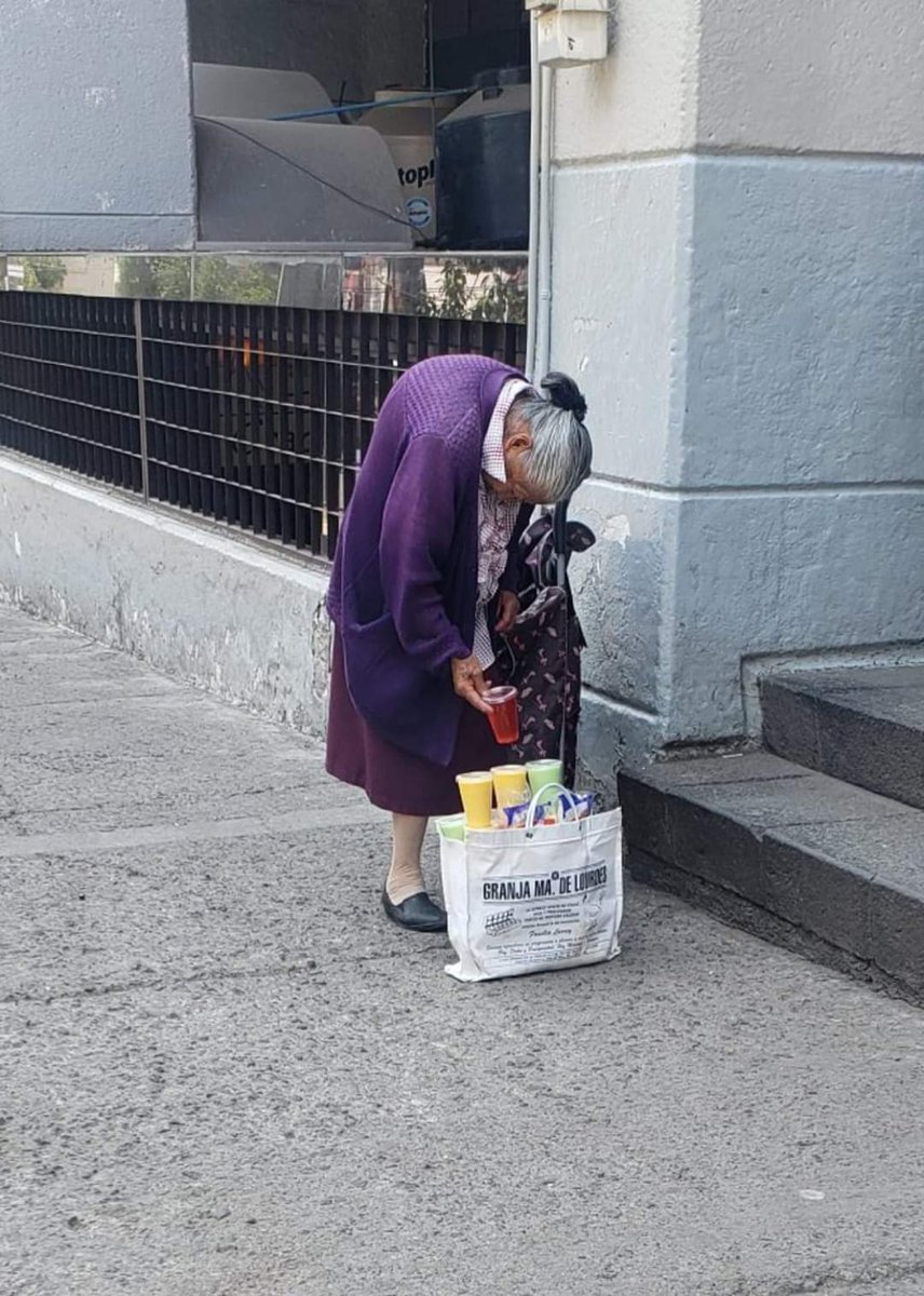 webcamsdemexico's tweet image. Si puedes cuando vayas por allá cómprale gelatinas.
Está en Temoaya Zona de bancos en Cuautitlan Izcalli, frente a Santander. 
Si trabaja es porque lo necesita 😓😔 
Que esta cuarentena nos enseñe a AMAR.

Vía: @JazzAngelical.