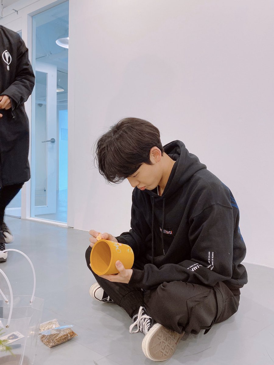 official_ACE7's tweet photo. [#ACE_DATA] 💾

미드나잇에 찾아 온 깜짝 데이터,,,
화분 꾸미는 차니 사진 놓고 가요 총총

P.S. 오늘은 화분 이벤트 마지막 날!
잊지 마세요 ٩(๑′ᴗ‵๑)۶ 💚

그럼 잘 자요 초이들!

#ACE #에이스 #CHOICE #초이스 https://t.co/Mg9C8YSFyJ