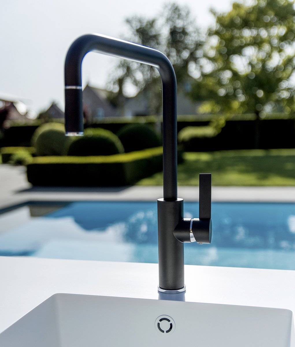 Is jouw oude kraan toe aan vervanging of zoek je een kraan voor in jouw nieuwe (buiten)keuken? Deze Rossano Nero met mat zwart Italian design is perfect te combineren in iedere keuken! ✨#Boretti #PassioneInCucina #HandenWassen #Kranen