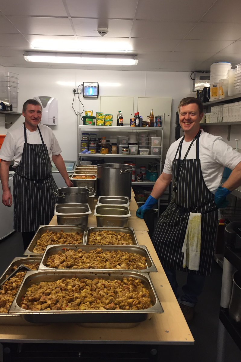 Hats off to Simon and Carl from @TradingRoomsTPH helping <a href="/Food4Heroes1/">#Food4Heroes</a> prepare 300 meals on Saturday for the incredible <a href="/NHSuk/">NHS</a> staff in Calderdale 💙