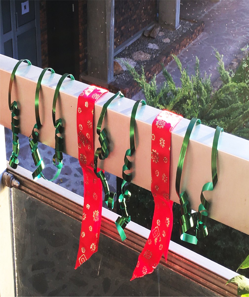 pixelis_agency's tweet photo. ✖️#VousAssurez 🌈
Soutenons et remercions tous les acteurs des services essentiels via une initiative simple et visible ! Merci à l'équipe Pixelis qui a embellit ses balcons et devantures 😍 https://t.co/WjnSvgmAl3