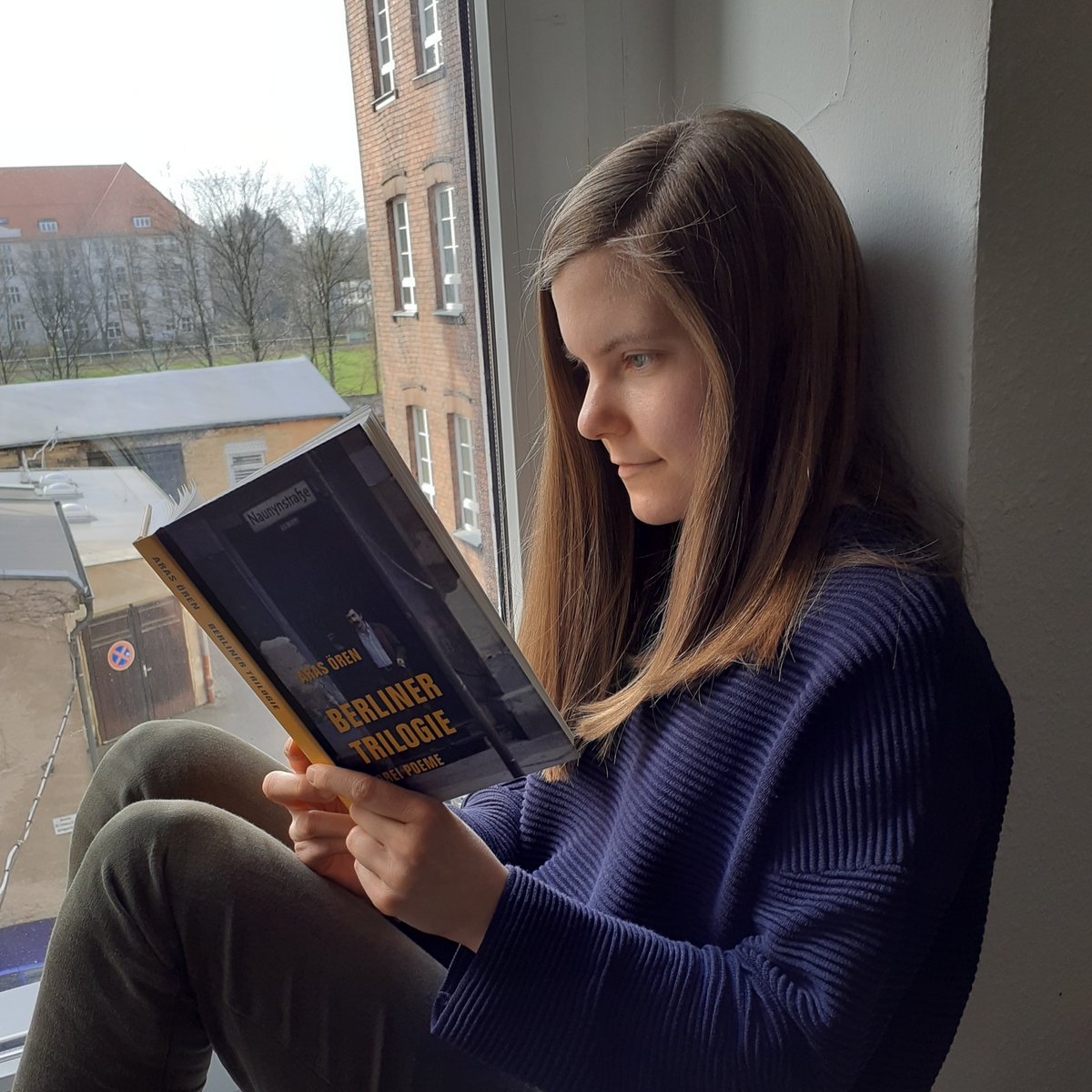 Einfach so wie unsere Autorin Julia Rothenburg es mit einem Buch von <a href="/verbrecherei/">Verbrecher Verlag</a> vormacht: #StayAtHomeReadABook