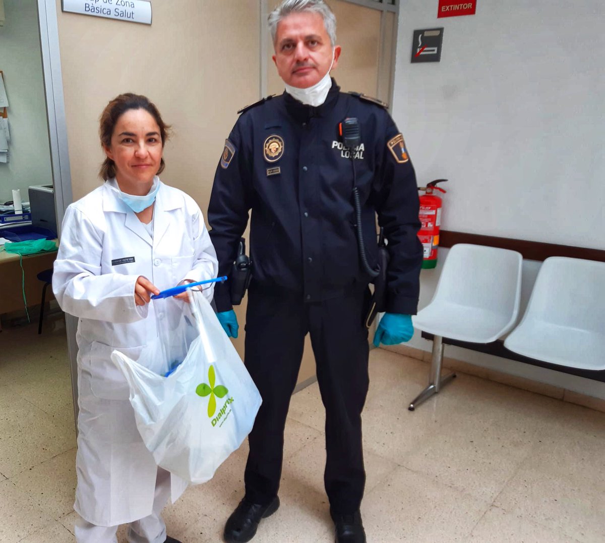 SagredoMarco's tweet photo. La red de voluntarios de #Paterna han realizado ya 1.000 #pantallas 👩🏼🚀👨🏻🚀
Junto a las pantallas #antisalpicaduras #donadas son casi 1.500, que hemos #repartido en nuestros centros de salud, #residencias y el #Arnau de Vilanova 👩🏼⚕️
#PaternaSolidaria ❤️
#EnPaternaNadieAtrás 💪🏼 https://t.co/wfuKYLyZng
