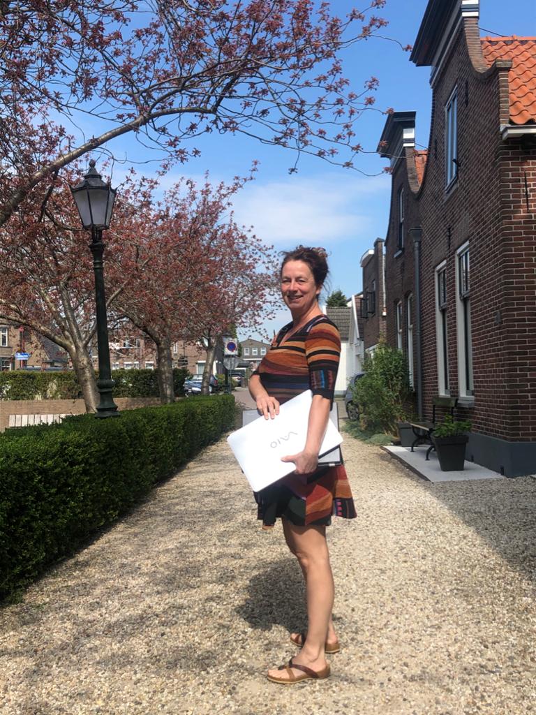 Ook in onze gemeente zitten kinderen thuis zonder apparatuur om huiswerk op te maken. <a href="/JacqSchlangen/">Jacqueline Schlangen</a> van #Rotary Bodegraven mobiliseerde de Rotarians en zamelde laptops én Playstations in! Dat ontlast ouders ook. Via Bureau Bousa komt alles heel goed terecht! #startblokgelijkheid