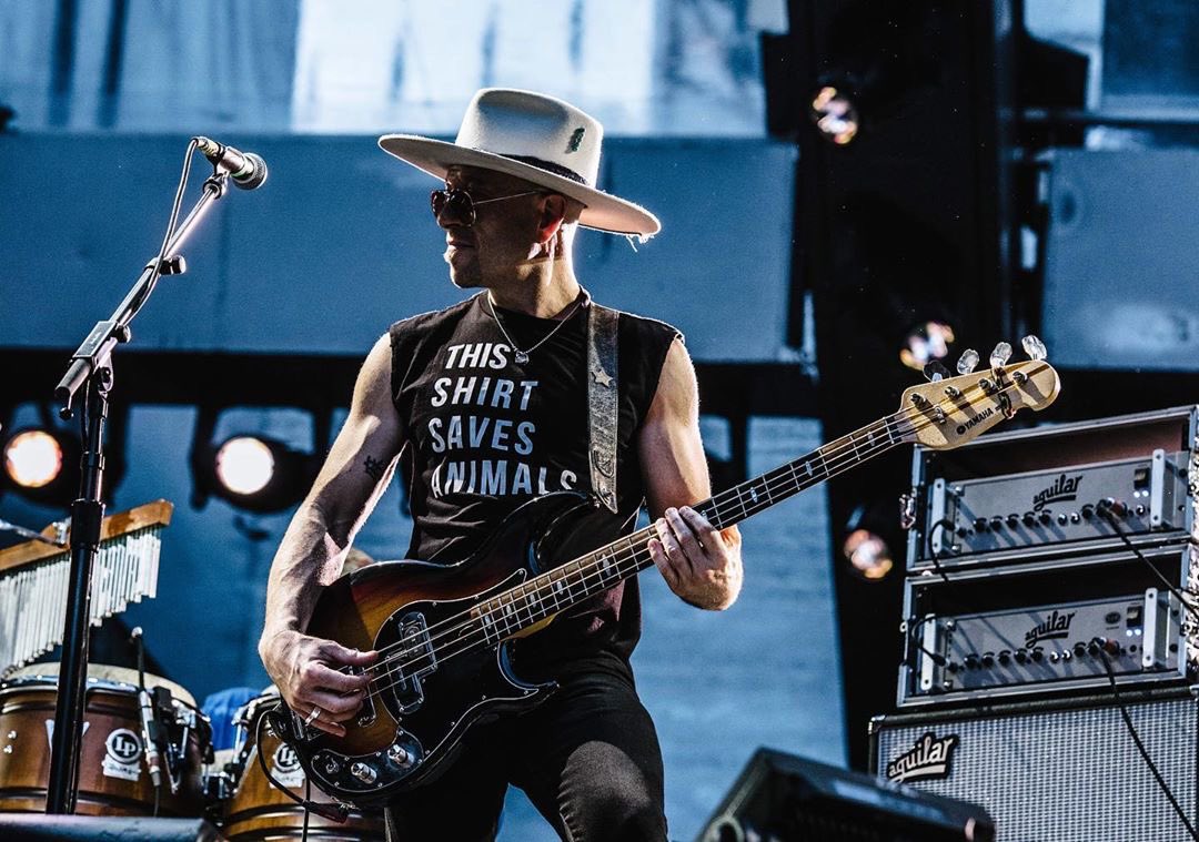 YamahaGuitars's tweet photo. #LukasNelson & #PromiseOfTheReal bassist #CoreyMcCormick with his #Yamaha #BB2024X on tour last summer.
Image: @joeymartinez https://t.co/aJzubkwwhd