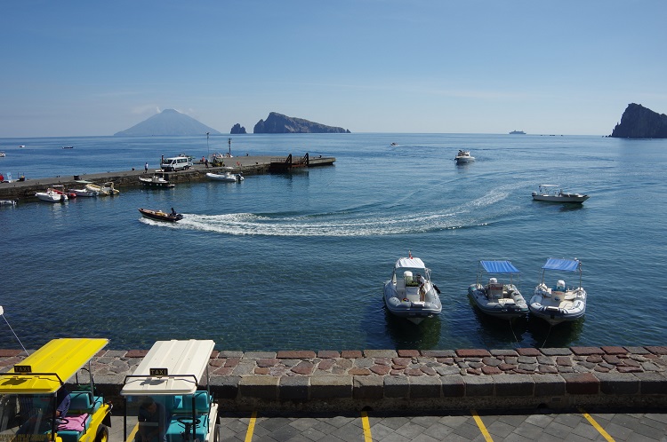 SonoitaliaInfo's tweet photo. #Panarea, die #kleinste #Insel des #Liparischen #Archipels, überrascht mit ihrer unbeschreiblich schönen #Natur. https://t.co/LQKTwXhdUc @VisitSicilyOP @WonSicily @ViaggiInSicilia @ilovesicilies @CiaoNico https://t.co/QfAvbqPLFF