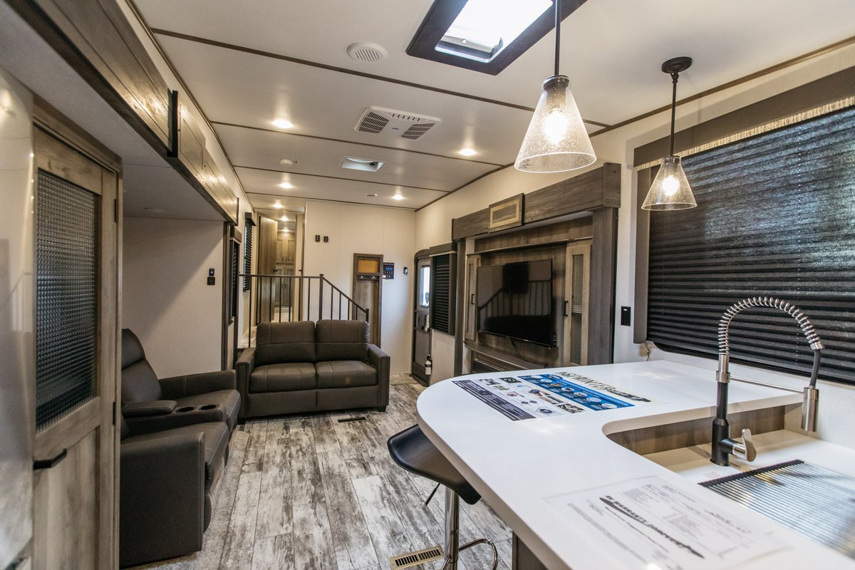 MidAmericaRVs's tweet photo. Social distancing would be easy in many of our RVs!  Interest rates are dropping.  Give us a call for a private showing! 417-358-4640 https://t.co/oz3ziIYiaF