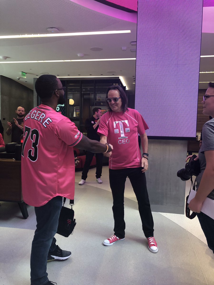lavodnaSmiK's tweet photo. I gotta give a HUGE congratulations to my little-big brother 💪🏿💪🏿@BuffMagentaMik on his 5 Year Magentaversary 💗💗💗💗💗 Thank you for ALL that you do!!! Cheers to many more!!! #magentaversary #tmobilecareers #southsacalumni #signaturealumni https://t.co/MY0JIpcGTG