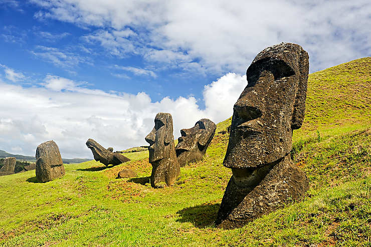 Elle doit son nom à l'explorateur néerlandais Jacob Roggeveen qui a découvert l'île un dimanche de Pâques.Toutefois le nom d'origine de l'île, Rapa Nui, a été rétabli en 2018 suite à un projet de loi du gouvernement chilien 