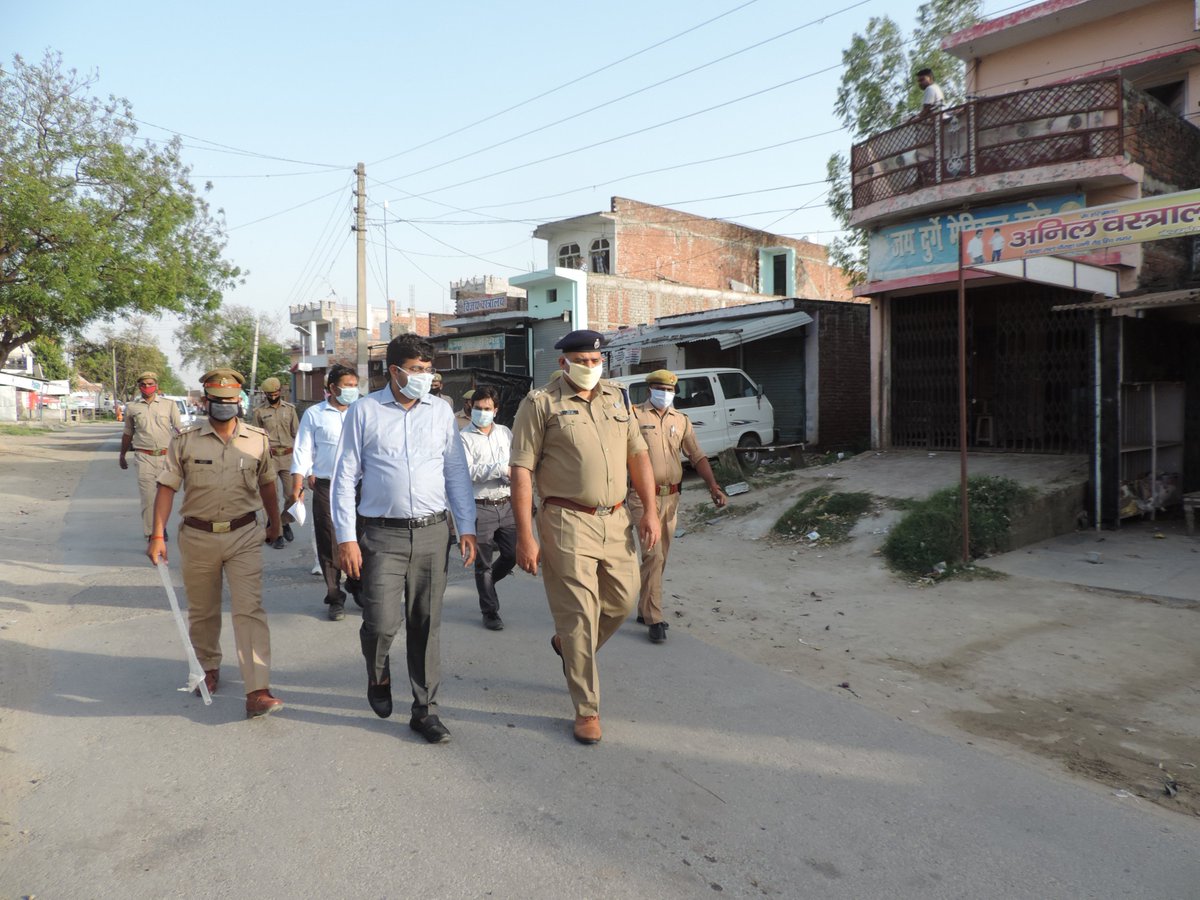 siddharthnagpol's tweet photo. @siddharthnagpol #DM_SDR AND #SP_SDR द्वारा क्वारंटीन हाउस का निरीक्षण किया गया, तथा कस्बों में पैदल-गश्त कर लॉकडाउन के दौरान घरों में रहकर इसे सफल बनाने एवं सोशल डिस्टेन्स मेन्टेन करने हेतु लोगों को जागरूक किया गया । @Uppolice @KPGBJP @AdgGkr @digbasti @dmsid1 @Cdosid1 https://t.co/mfN9rIafh5