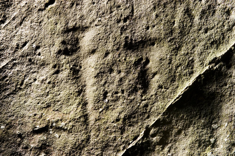 It also has some much older carvings. These are the shapes of a dagger and an axe. We know now that over 100 small axes and 2 or 3 daggers were carved onto the stones, probably in about 1800 or 1700 BC. By this date, the original meaning of Stonehenge may have been forgotten.
