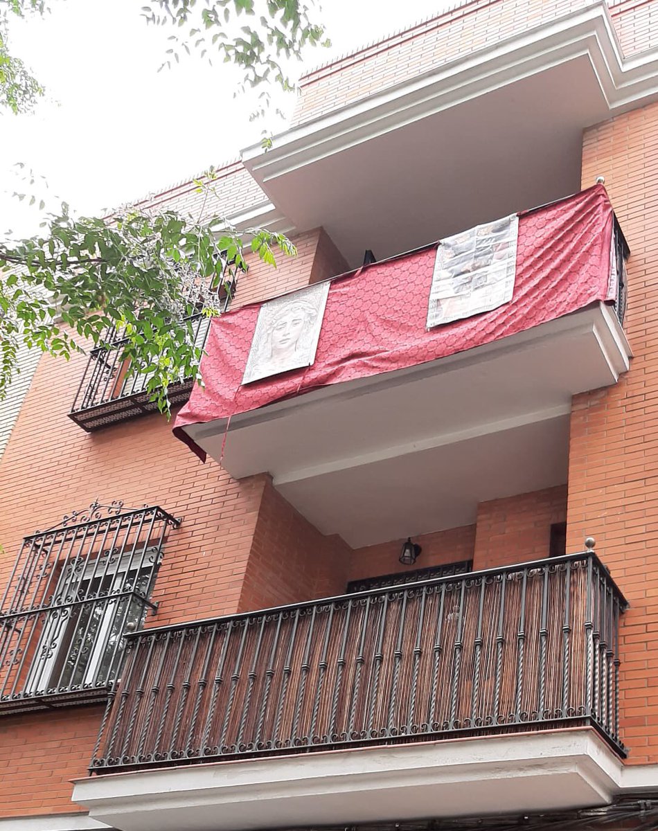 DoloresdelCerro's tweet photo. Así siguen nuestros vecinos engalanando los balcones y ventanas del Cerro para un nuevo Martes Santo. Siempre a mayor gloria de nuestros benditos Titulares.

#SSantaSevilla20 #YoRecuerdoElCerro #YoMeQuedoEnCasa #MiEstaciónDePenitenciaEnCasa
#DoloresdelCerro20

(Hilo) 👇🏻 https://t.co/m6jEBsChyK