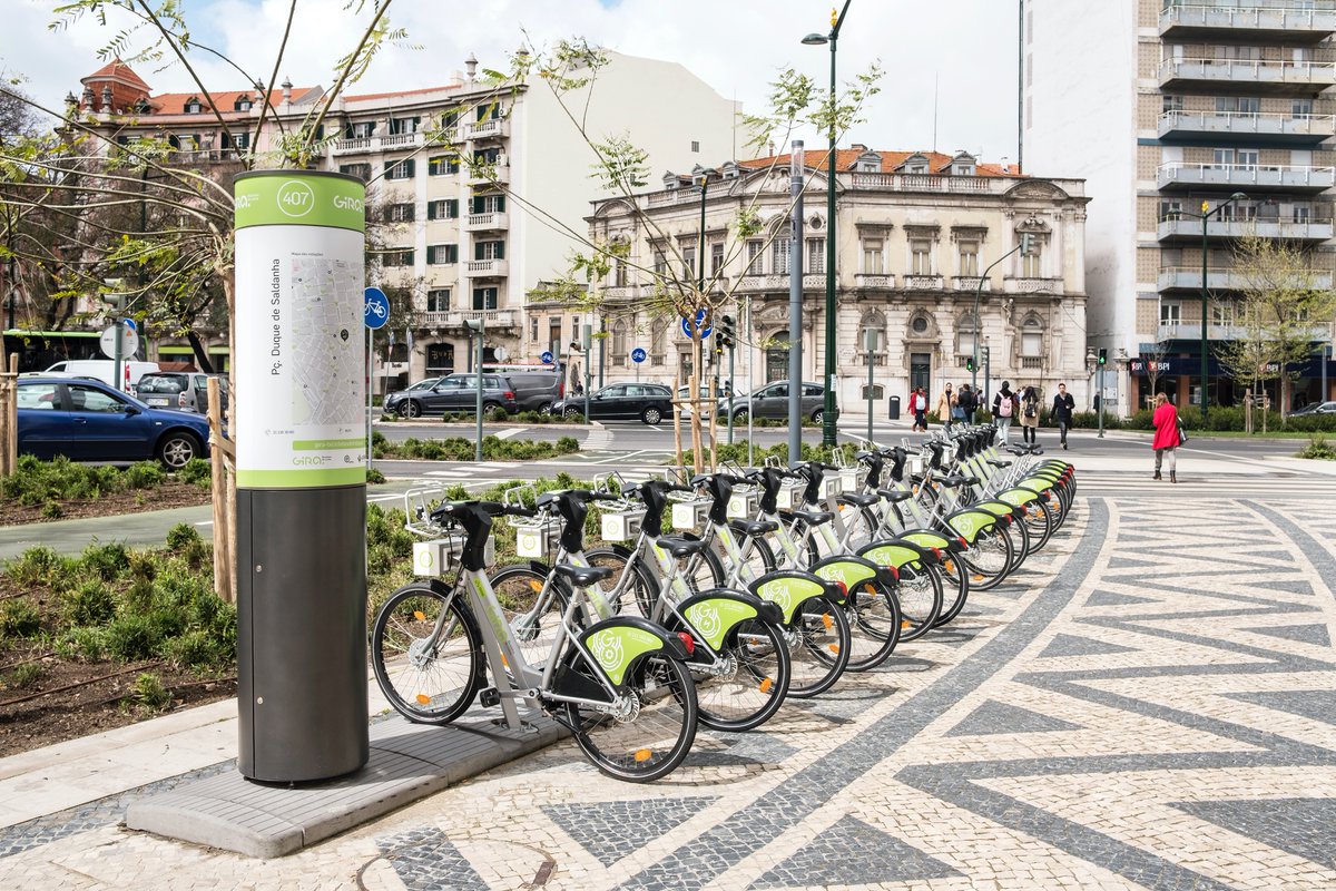 F__Medina's tweet photo. A partir de hoje todos os profissionais de saúde podem andar nas bicicletas da rede GIRA sem pagar. Uma medida que garante mais uma alternativa de mobilidade a quem tudo tem feito para nos proteger a todos. 
Saiba como beneficiar da isenção em https://t.co/l27X2yBpR5 https://t.co/AuJM6NlvGa