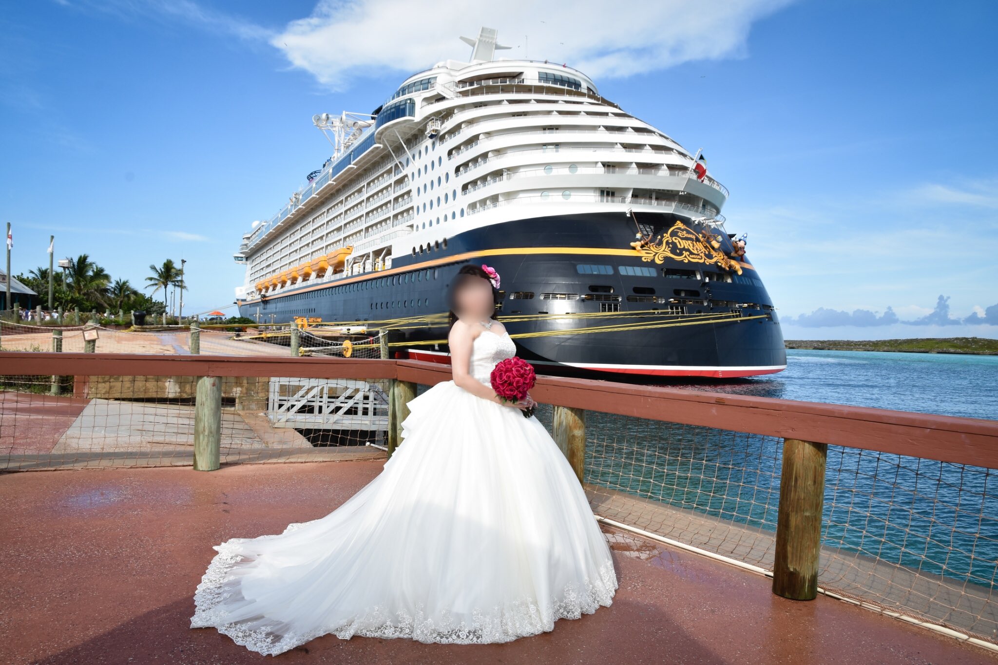 さな Dclftw ピン ミニーちゃんを キャスタウェイケイ ではベル ディズニークルーズライン ドリーム号 での挙式はミラクルのオーバースカート 袖 ミラコのミッキーベール Mkbp ではブラウスつけて 3回のドレス撮影があったので ガラッと雰囲気