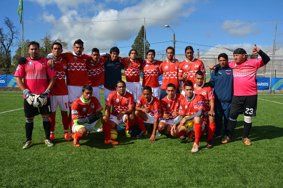 C'est pourtant avec le football que le peuple Rapanui va se mettre le plus en avant.Une équipe de football est créée dès 1975 et participera à quelques matchs non officiels.Notamment un match en 2000 face à une autre île chilienne, Juan Fernandez, terrassée 16-0.