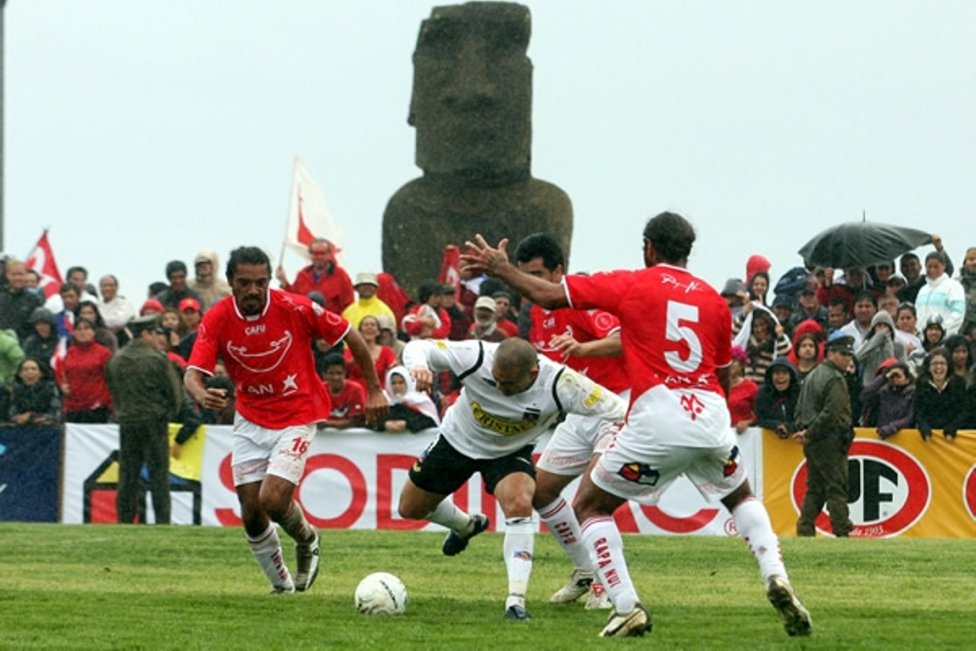 En 2009, l'équipe du CF Rapa Nui est officiellement créée et participe au 1er tour de la Copa Chile.Elle disputera son 1er match officiel face au grand club chilien de Colo Colo, qui ne fera pas de quartier en remportant le match 4-0.