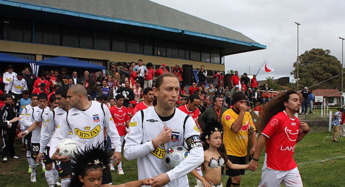 Malgré la défaite, l'intérêt du match était ailleurs.Le Chili voulait avant tout resserrer les liens entre l'île et le continent, notamment avec la retransmission du match au niveau national et en détachant un ex international, Miguel Angel Gamboa, pour coacher les insulaires.