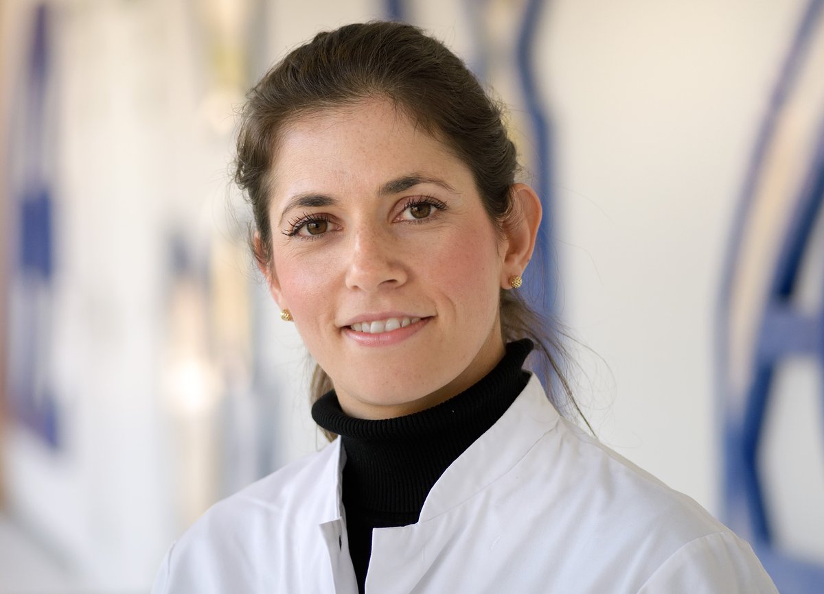 hetAVL's tweet photo. Het blad Nature Medicine publiceert vandaag de eerste resultaten van de NICHE-studie onder leiding van @MyriamChalabi. Die laat zien dat immuuntherapie nog voor de operatie darmtumoren kan laten slinken of zelfs doen verdwijnen. https://t.co/belWEyoS7S https://t.co/cpeMlqlGA3
