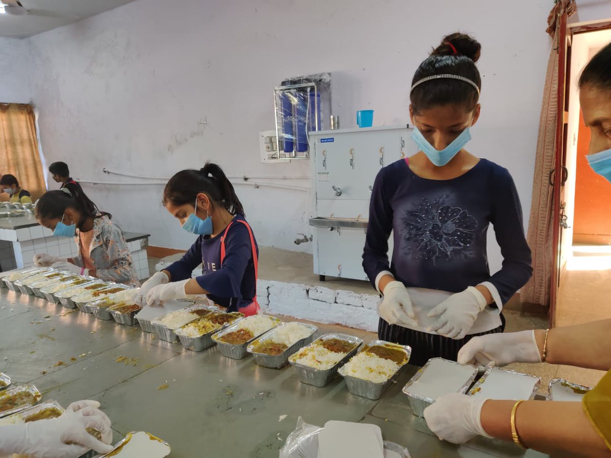 CRPFmadadgaar's tweet photo. The extended @crpfindia family continues its efforts in the fight against COVID-19 by helping pack food items to be distributed amongst needy under the Madadgaar #CAFY scheme.
#LetsFightCoronaTogether
For any assistance 24x7 call @CRPFmadadgaar on 14411
@JKZONECRPF https://t.co/wuoSla6Mp6
