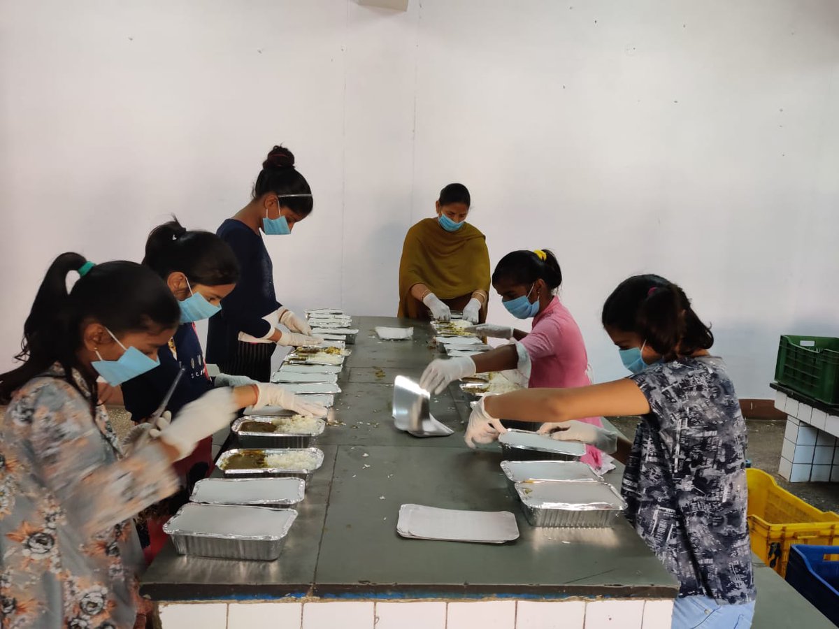 CRPFmadadgaar's tweet photo. The extended @crpfindia family continues its efforts in the fight against COVID-19 by helping pack food items to be distributed amongst needy under the Madadgaar #CAFY scheme.
#LetsFightCoronaTogether
For any assistance 24x7 call @CRPFmadadgaar on 14411
@JKZONECRPF https://t.co/wuoSla6Mp6