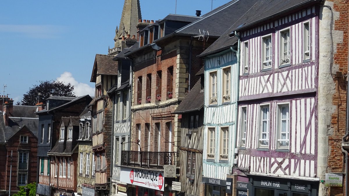 mickaelberthout's tweet photo. #NotreBelleNormandie : Les jolies maisons de la rue Henry Chéron, à Lisieux 🏘 #France #Normandie #Calvados #Lisieux #AuthenticNormandy #Visite #Balade #Maisons #Pansdebois #Monuments #Architecture #Tourisme #Patrimoine #JaimelaFrance #Archive https://t.co/CNanf5gZLa