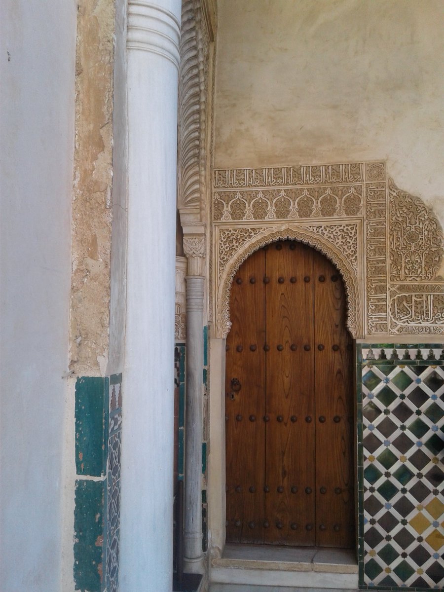 HassaneTraveler's tweet photo. ¿Sabias que en el suelo del patio de los #Arrayanes existen unas fuentes esquemáticas que abastecen de agua a la #Alberca.
El agua sale del surtidor y fluye rápidamente hacia la piquera donde se frena antes de verter a la superficie.
El tema de esta semana : #PatioDeLosArrayanes https://t.co/rRZBa7Eonm