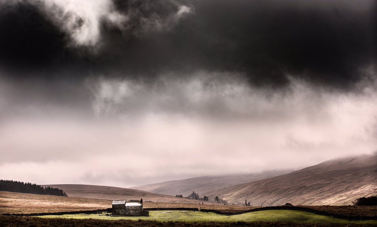 RobWhitrow_Phot's tweet photo. Day18. Howgills #sedbergh @theblackbullsedbergh #landandsea #prints #archivalprint #artphotography #finartphotography #personalwork #landscape #mood #simplelandscape #landscape_lovers #landscapephotography #landscape_captures #minimal #minimalism https://t.co/t97UL3v1Ji