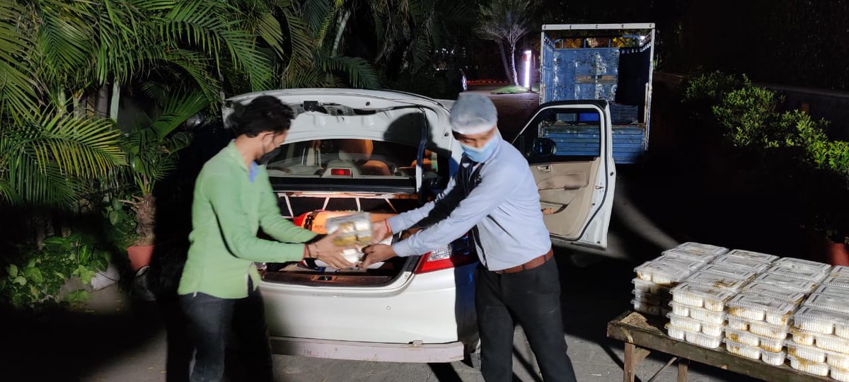 ccoi_1947's tweet photo. #CoronaCareByCCI 6th April, 2020
#LetsFeedThePoor #FeedTheNeedy #IndiaFightsCorona 
Dinner food packets handed over to the volunteers of  @iyrcngo for distribution to the needy persons.
@AmarUjalaNews @PMOIndia @TOIIndiaNews
@the_hindu @bsindia @TheDailyPioneer @jgopikrishnan70 https://t.co/6FvcBQ4rgY