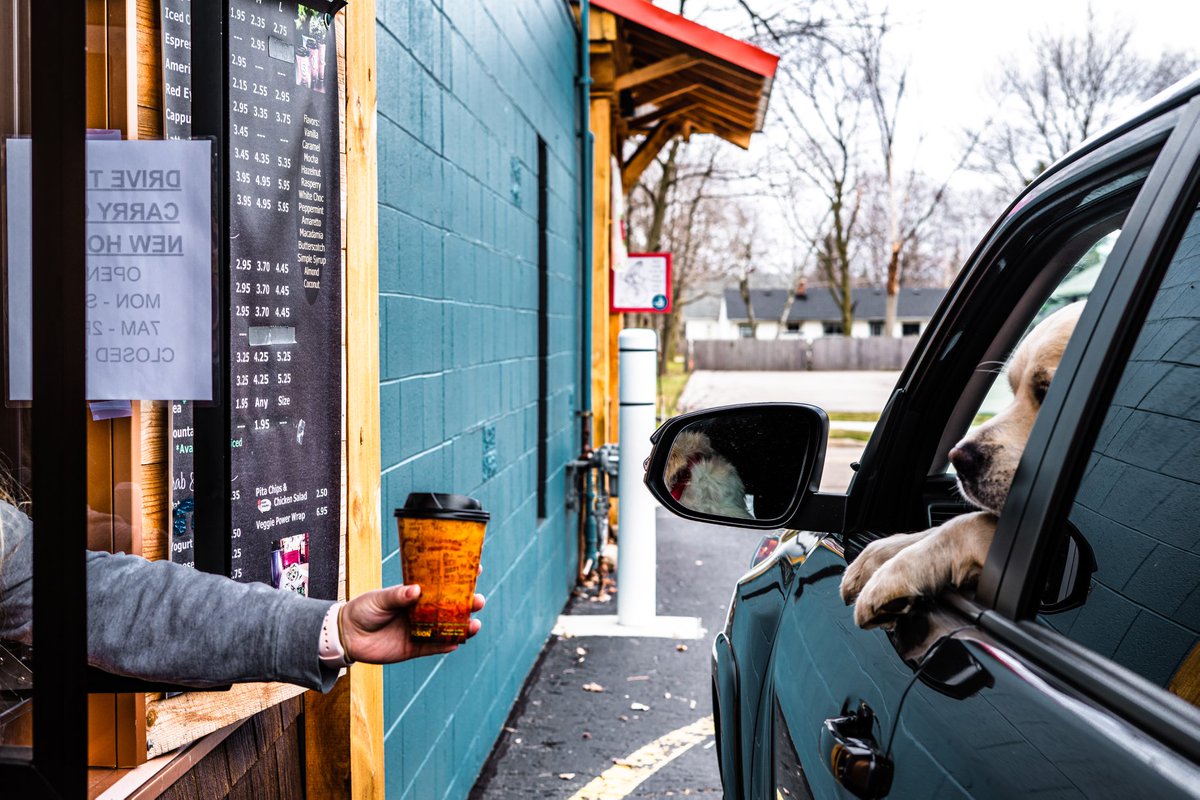 A throw back to more social days a few weeks ago...
Here's Scoot grabbing a quick coffee drink from Brianna at Windfall Coffeehouse ☕️🐾
#ViewsFromVicksburg