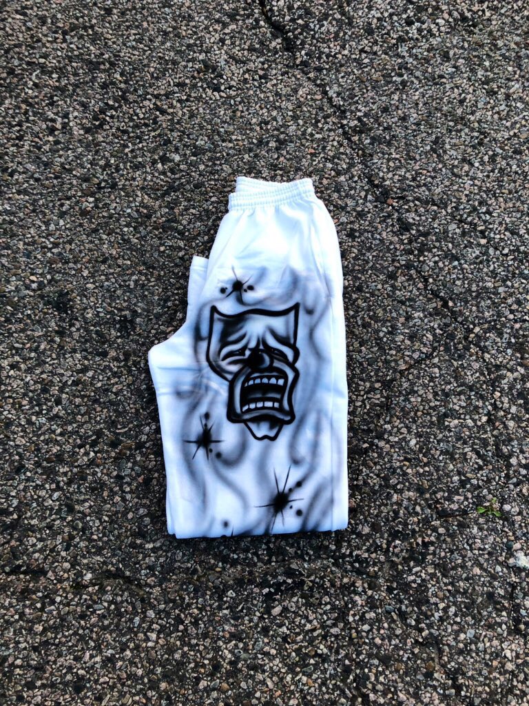 Diceresources's tweet image. Since the world is going through a crazy pandemic, We decided to do a giveaway on a smile now cry later sweatpants: to enter please follow us, like this post &amp;amp; winner will be randomly chosen and announced on 4/20
Sizes available: Small - XXL
