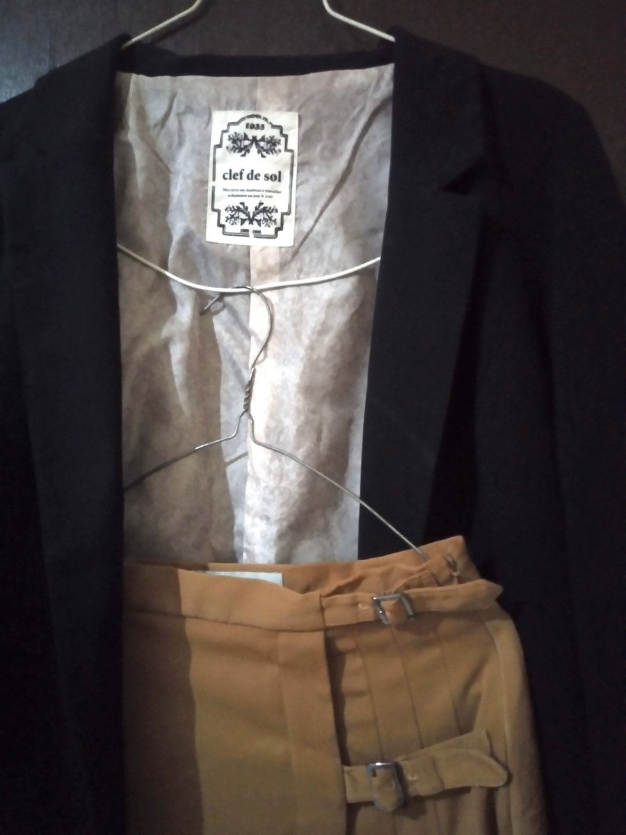 2ndstorestuff's tweet image. Thrift preloved blazer hitam, bisa satu set sama rok coklatnya

Set dengan rok 150rb
Bisa pakai shopee yah gratis ongkir #thrift #prelovedblazer #prelovedrok