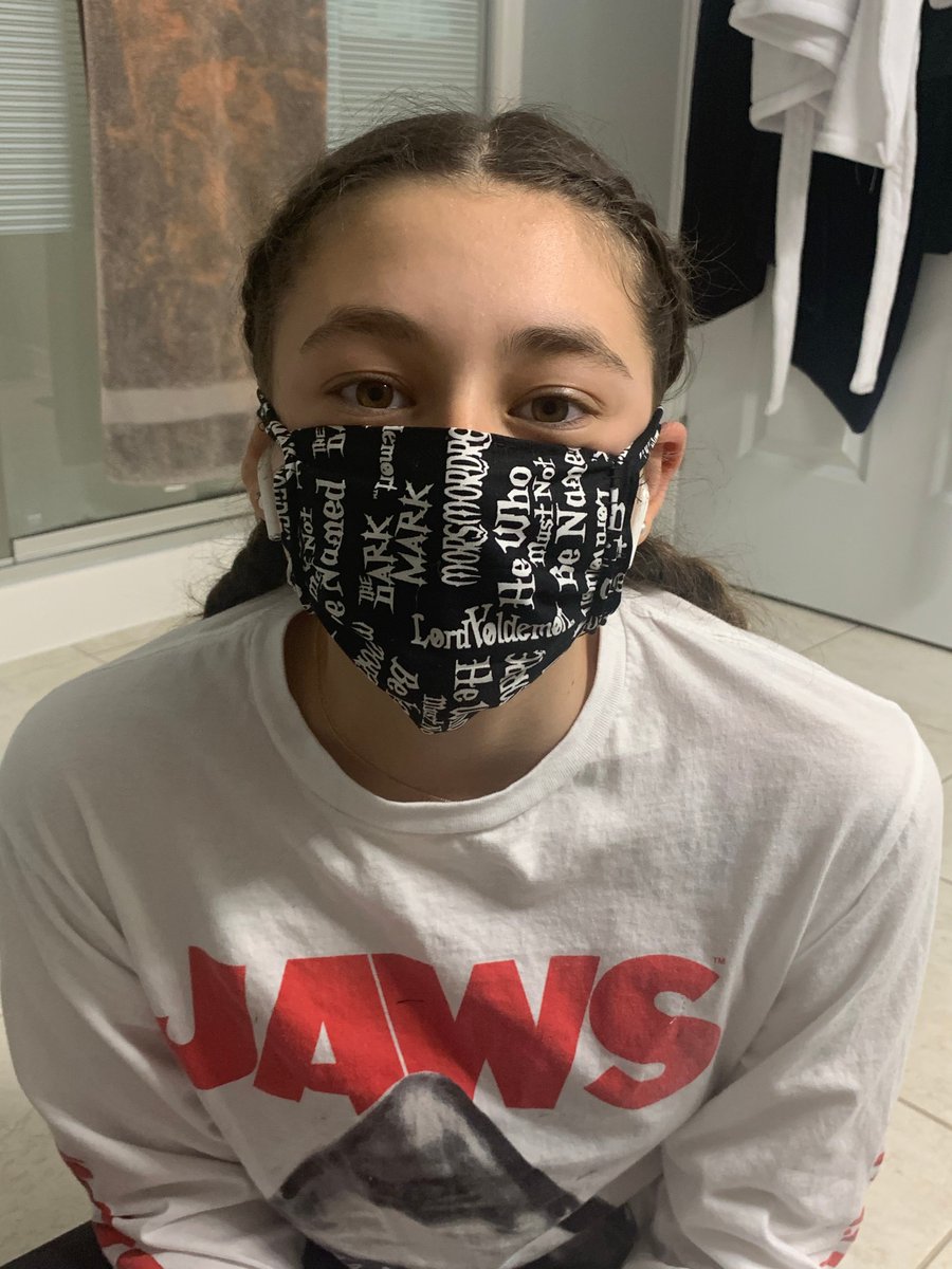 Pour bien commencer cette nouvelle semaine, le #CECCE souligne la bonne action de Mia Carvalho, une élève de l'École secondaire catholique <a href="/Epaulards_PS/">Épaulards PS</a>, qui confectionne des masques. 
Tous les bénéfices de ses ventes seront remis à l’Hôpital d'Ottawa. 😃👏

#MaFamilleCecce