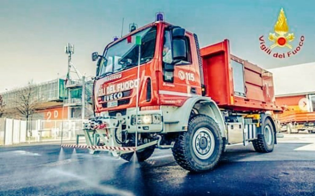 CiroFire's tweet photo. #Autopompa al lavoro per l’emergenza #covid19. Sono i mezzi dei #vigilidelfuoco modificati che effettuano opere di sanificazione sul territorio. 🚒👨🚒💪🏽💪🏽 https://t.co/BSDzOJANYB