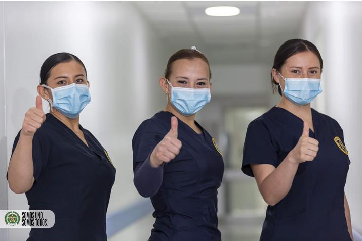 PoliciaColombia's tweet image. Hoy hacemos un reconocimiento al personal profesional de la salud de los hospitales, gracias porque día tras día entregan todo de sí para ayudar a los demás. #HéroesAnónimos #HOCEN #DISAN