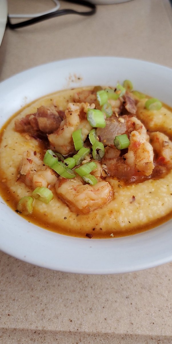 jessicarobine's tweet photo. Ya girl has extra time on her hands! Shrimp and cheesy grits #brunchmode https://t.co/PEiRfEvQzv