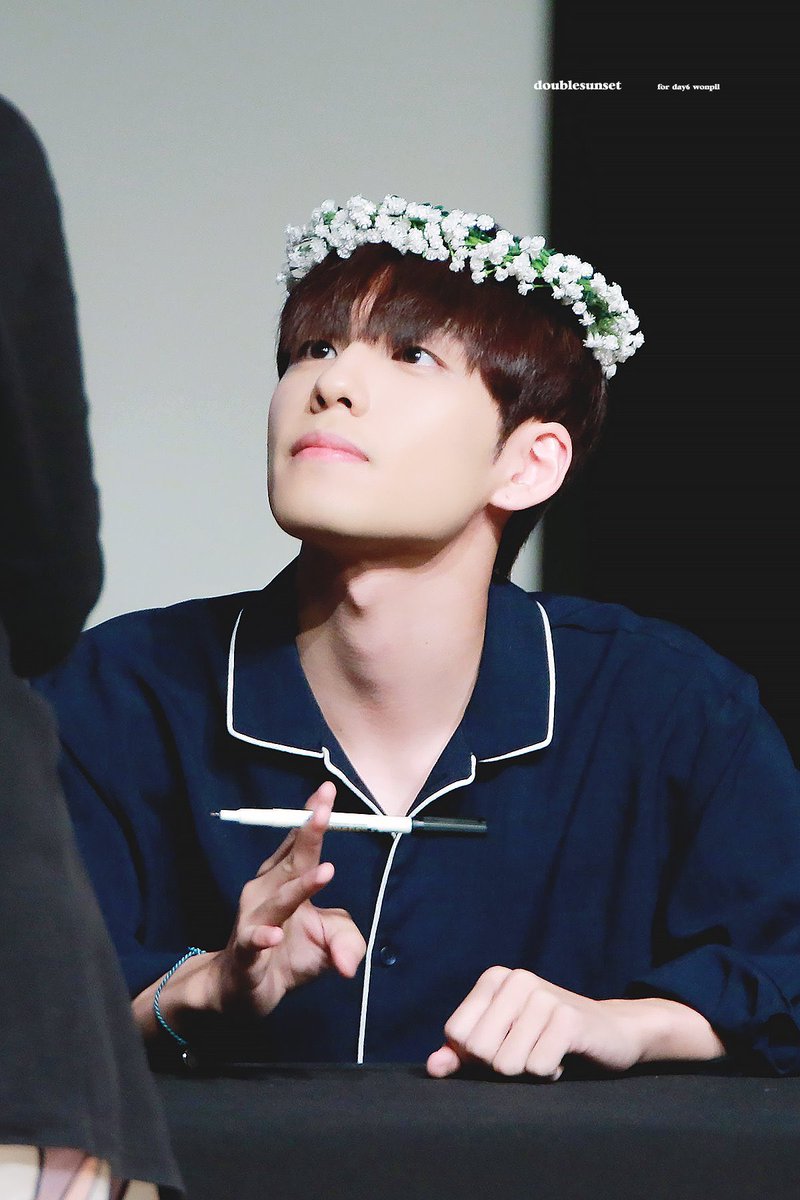 wonpilscheekies's tweet photo. he’s such a pretty flower boy 🥺 @wonpileye looking real shiny here https://t.co/vdgfvxyRnI
