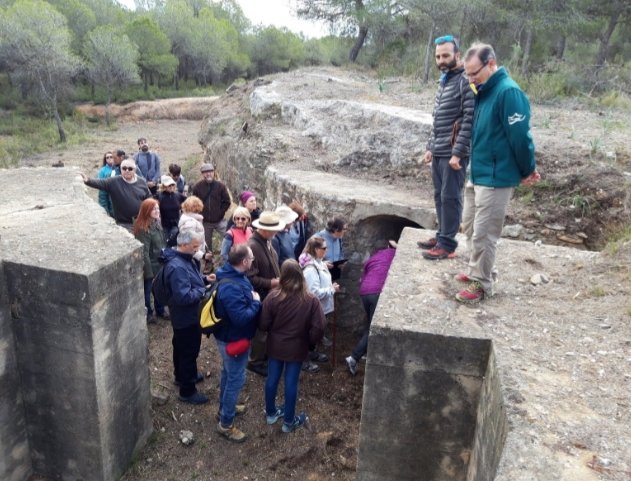 InmediataXYZ's tweet photo. Hoy hace un año, visita guiada, por un técnico medioambiental del Parque Natural del  Turia y varios componentes del  Grupo de Estudios “Posición Defensiva de Valencia” (https://t.co/HKlutu3DGS), a la línea de trincheras de la Línea de la Inmediata en la Vallesa de Mandor. https://t.co/aCkeRXzO9M