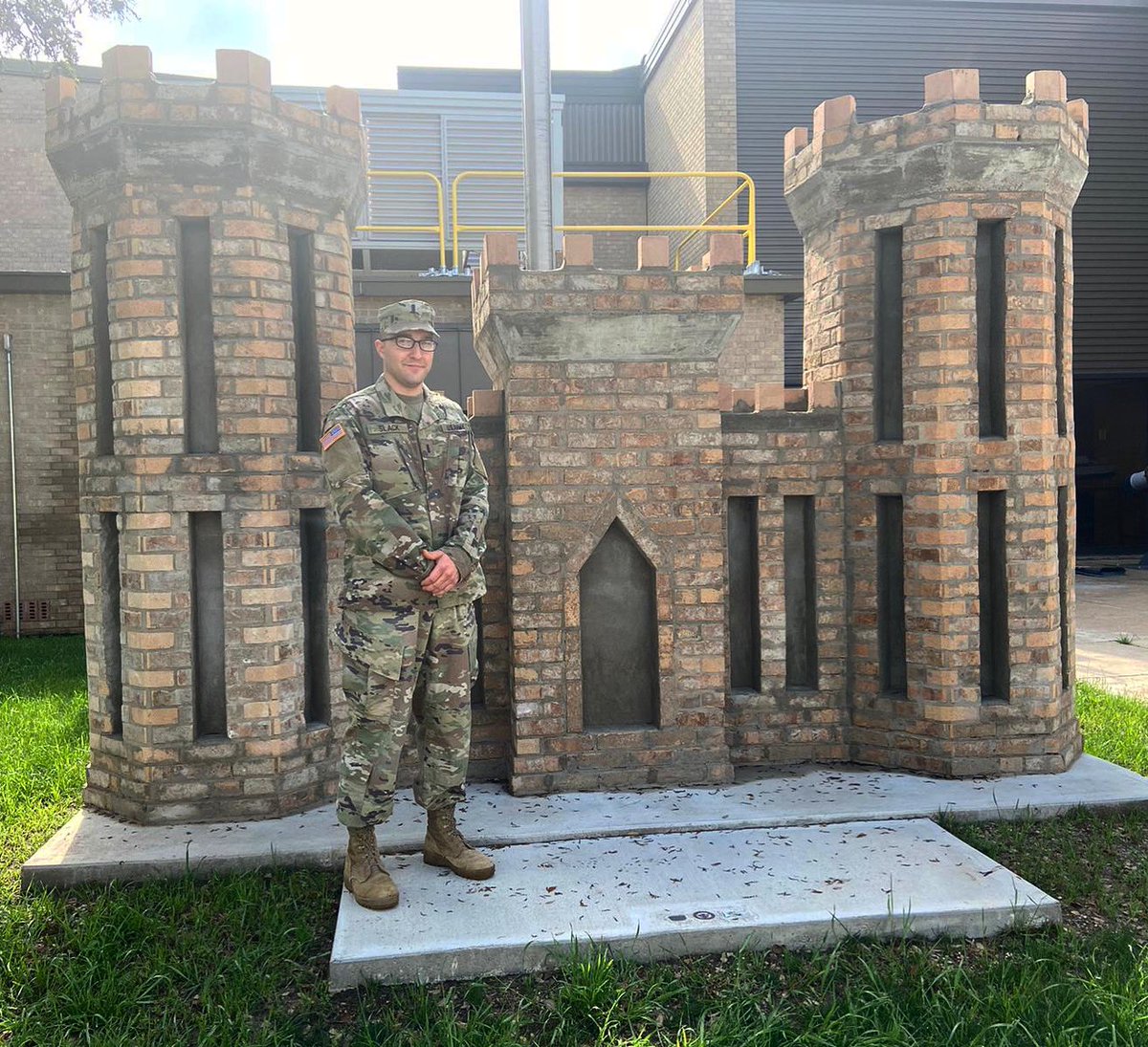 176EngBDE's tweet photo. Congratulations to 1LT Andrew Slack on his promotion today at Fairview Armory, where he is currently serving as an LNO for JTF 176. #armypromotion #2ltto1lt #texasarmynationalguard #jtf176
#texasmilitarydepartment https://t.co/2NUAaiARLv