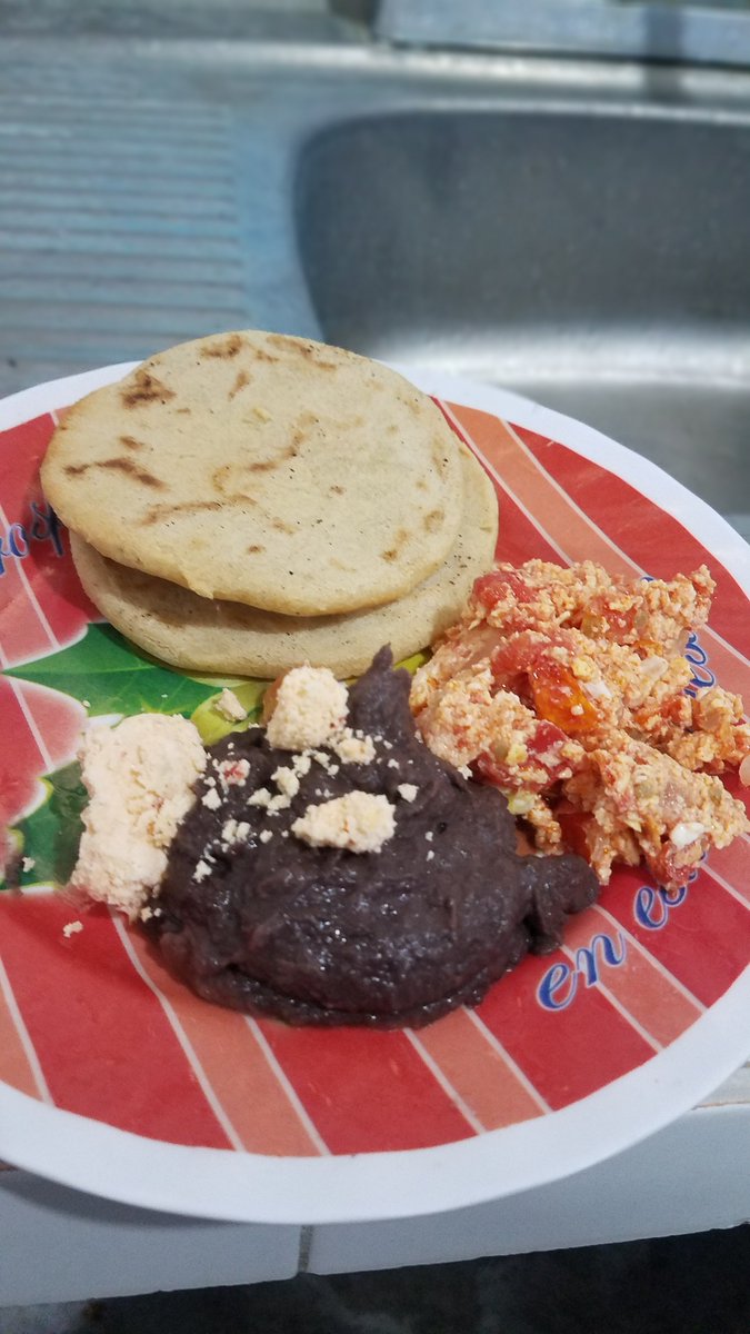 faride_jh's tweet photo. Les quiero compartir lo mas lindo de mi mañana, las enfermeras de mi sala traen comidita ya hecha y me regalan mi desayunito #eslobello #madeinhro https://t.co/2wtrS0ZnBv