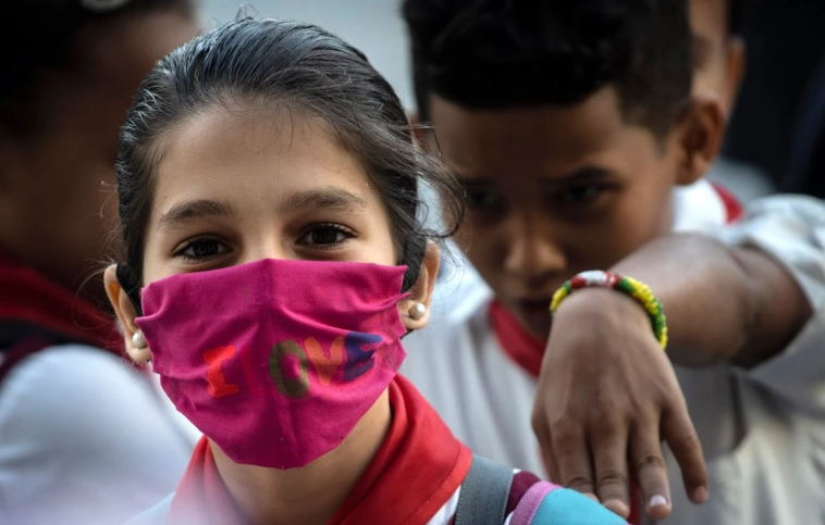 picardonhealth's tweet photo. Canada's chief medical officer @CPHO_Canada says given changing knowledge on how #coronavirus is spread, Canadians are now being urged to wear "non-medical" masks but says "it doesn't mean you can back off on #PhysicalDistancing and hand hygiene" #COVID19 #Masks4All https://t.co/0FtgDLDRpb