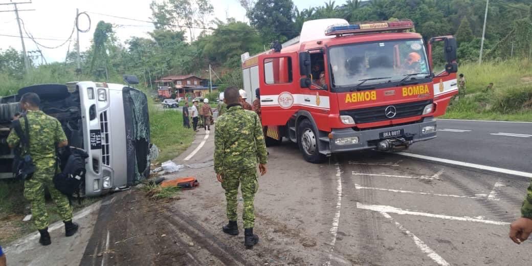 Konvoi kenderaan RELA SABAH telah terlibat dlm kemalangan semasa dlm pjalanan menghantar sumbangan ke daerah Nabawan. Sungguh besar pengorbanan anggota RELA. Syukur tiada kemalangan jiwa dilaporkan semua anggota telah mndpt rwtan. #SetiaBerbakti <a href="/relamalaysia/">relamalaysia</a> <a href="/KDNPUTRAJAYA/">KDN🇲🇾</a>