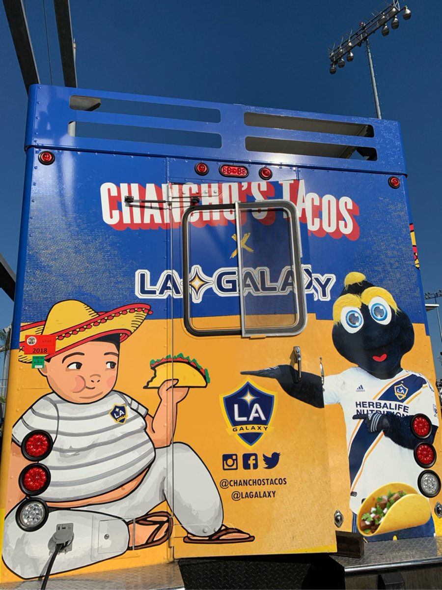 ChanchosTacos's tweet photo. The @lagalaxy and us, @chanchostacos 🌮 Will be going around L.A serving delicious food to Community Workers 👩🏻‍⚕️ 👨🏻‍⚕️👷🏻‍♀️👷🏼👮🏻‍♀️👮🏻‍♂️👩🏻‍🚒👨🏻‍🚒 The true heroes during these unprecedented times 🦸🏻‍♀️🦸🏻🦸🏻‍♂️ #thankyou https://t.co/ccDES2RaLI