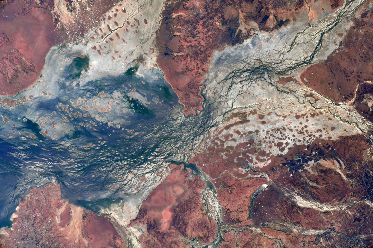 More Australian #EarthArt to start your Monday, proof that the Earth remains a pretty spectacular place. Stay strong, #EarthStrong. #MondayMotivation