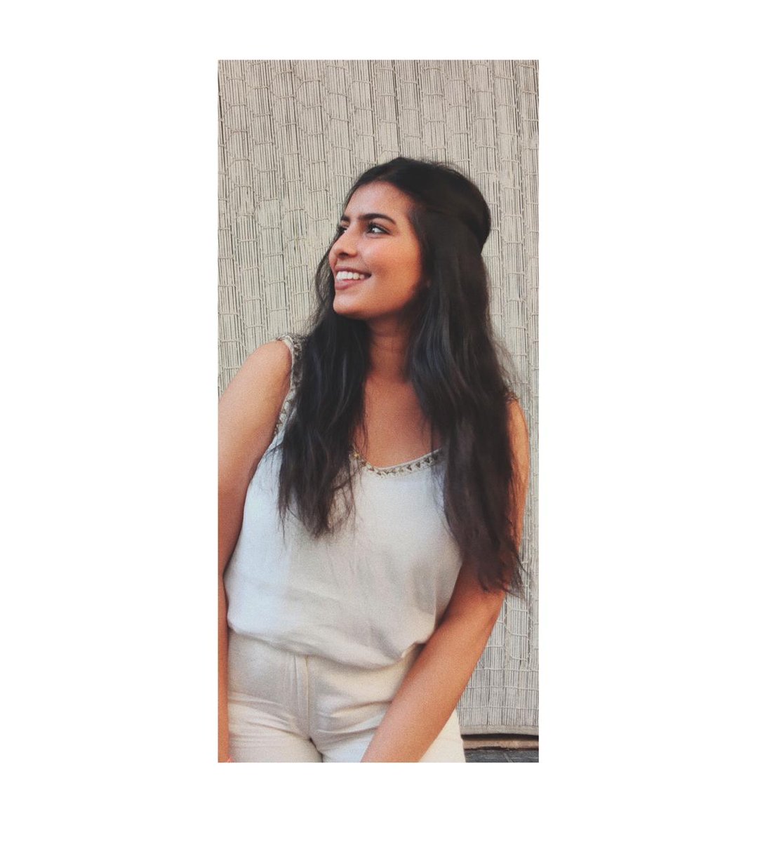 booksonthemetro's tweet photo. #HumansOfBODM🌻
"If given the choice, Sanjana would spend the rest of her life in pyjamas, eating pizza. Her love for books began with Manto, and then there was no turning back.
Eventually, her love took a new turn when she joined us as a bookfairy. https://t.co/pKUx9YCQjN