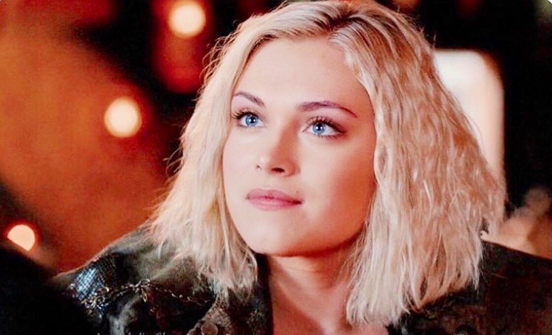 austeneyre's tweet photo. how on earth is this woman so beautiful, bob ur so lucky https://t.co/Ks1es8dAgo