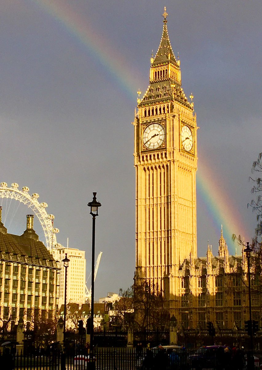 Our thoughts and 🙏with Prime Minister <a href="/BorisJohnson/">Boris Johnson</a> &amp; staff <a href="/GSTTnhs/">Guy's and St Thomas'</a> this evening #ChooseHope