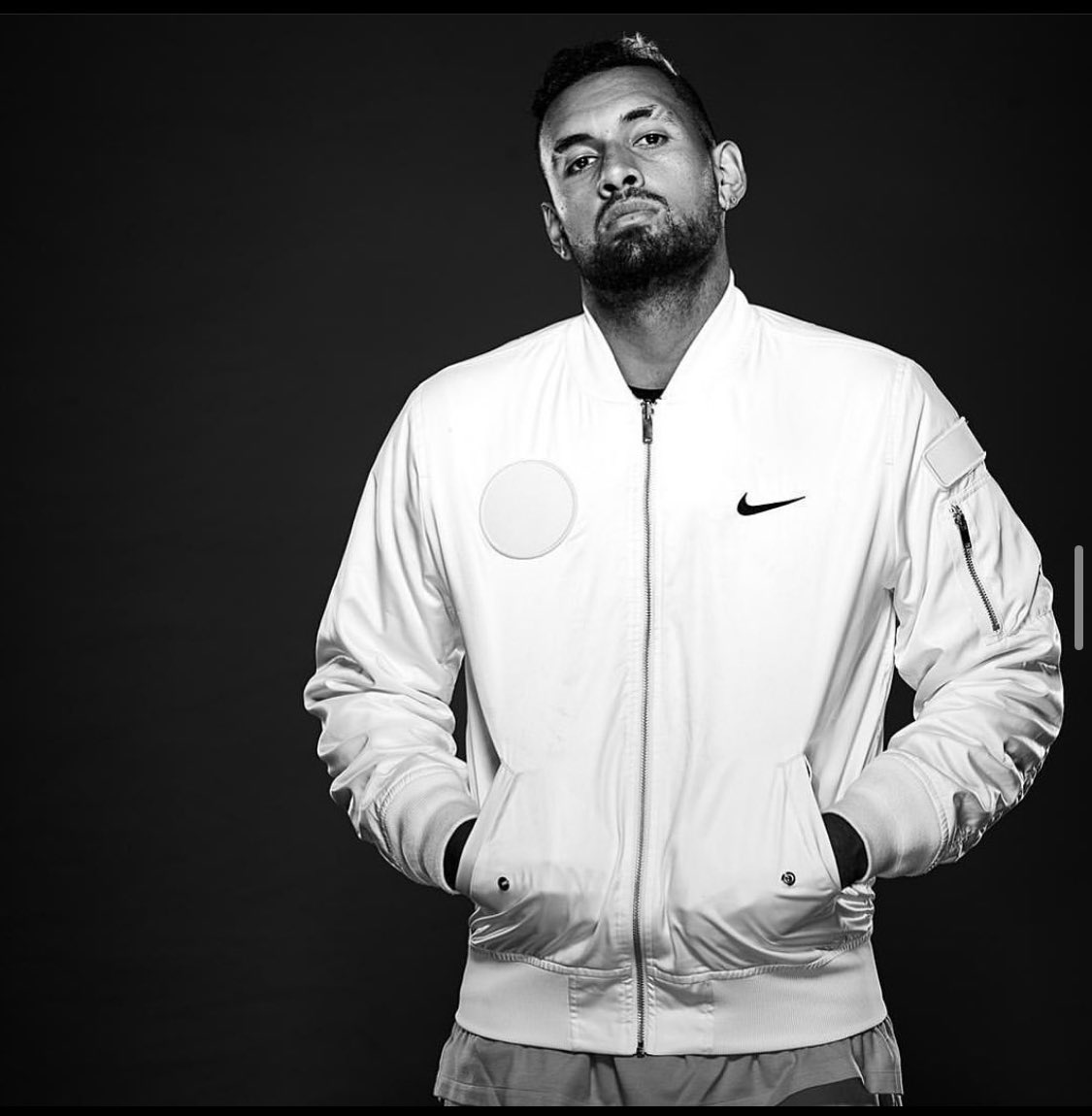 XaviGasso's tweet image. Siempre dije que detrás del personaje que ha creado hay una gran persona que necesita encontrar su lugar. 

Demasiadas veces nos quedamos sólo con la fachada (y no lo digo únicamente por @NickKyrgios).

Detallazo de Nick. Pura clase...