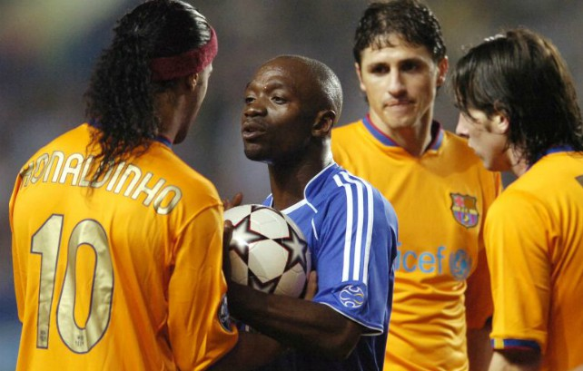 FootballFactly's tweet image. Claude Makélélé: "At one point in the game I went over to Ronaldinho and said 'I prefer that you show good manners in dribbling against me because if there are any of those PlayStation tricks... I'll send you to the hospital’”

No nonsense football 😂