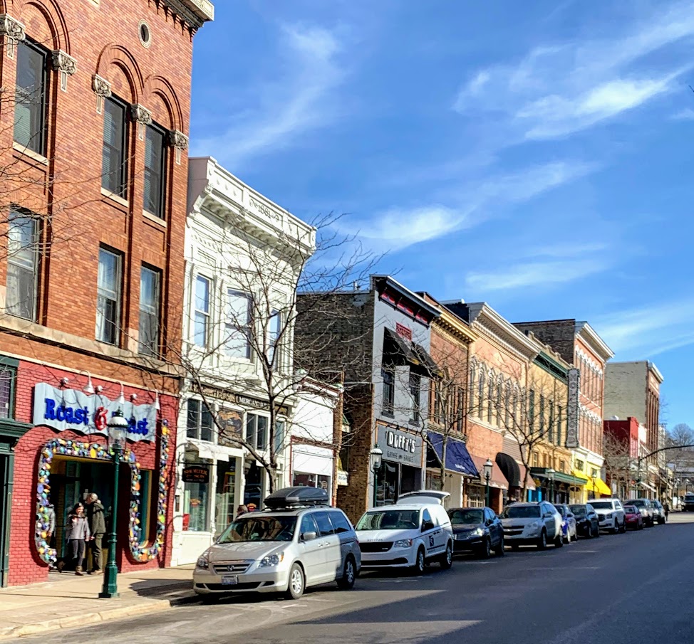 phoward336's tweet photo. How about a town full of BIG things, a great Indiana State Park, a darling town for shopping in Michigan and a unique museum in Cincinnati? #MidwestMondayChat @INDNRstateparks @PetoskeyArea @DowntownCincy #caseyIL https://t.co/JBgOM7SGiw