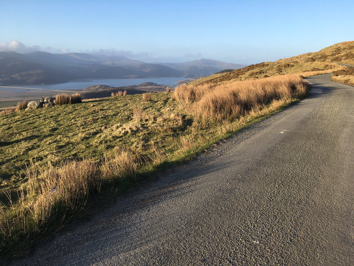 To the panoramic viewpoint over the Mawddach Estuary with mock Neolithic tomb and very recent scattering of ashes and just off the road I find for the first time a real cairn, pos Bronze Age - definitely robbed, this nothing-hill always offers me something new, every time (5)